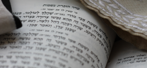 Read more about the article The Woman With The Issue Of Blood – The Tzitzit